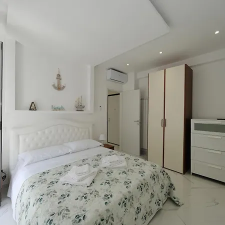 Seaside - Sleeps 6 - Balcony