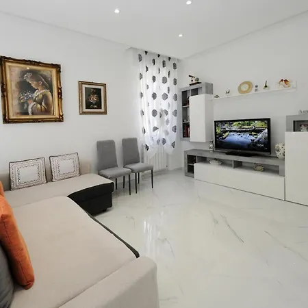 Seaside - Sleeps 6 - Balcony