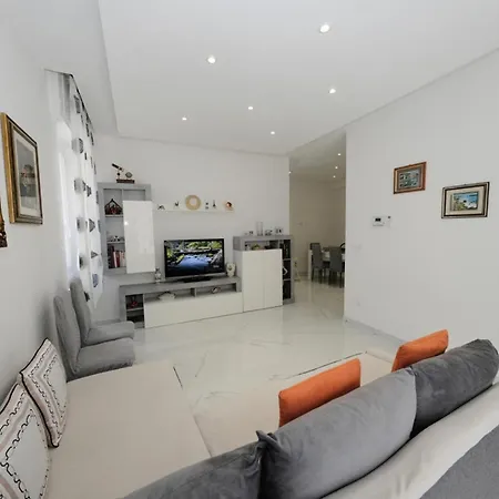 Seaside - Sleeps 6 - Balcony *