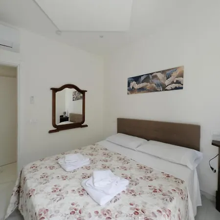 Seaside - Sleeps 6 - Balcony