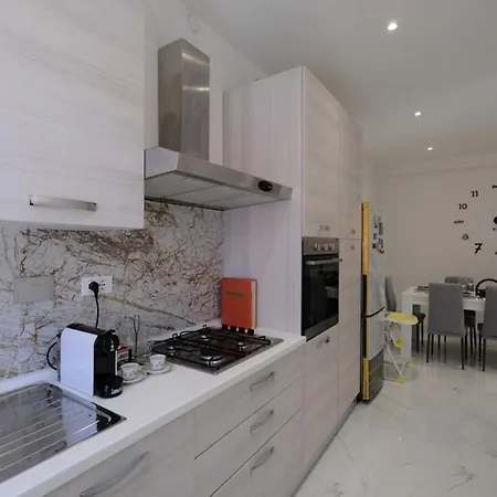 Seaside - Sleeps 6 - Balcony
