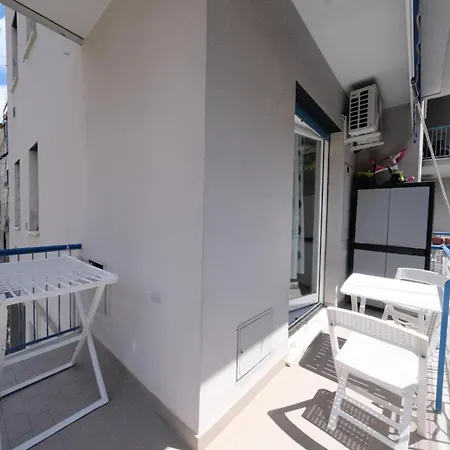 Seaside - Sleeps 6 - Balcony