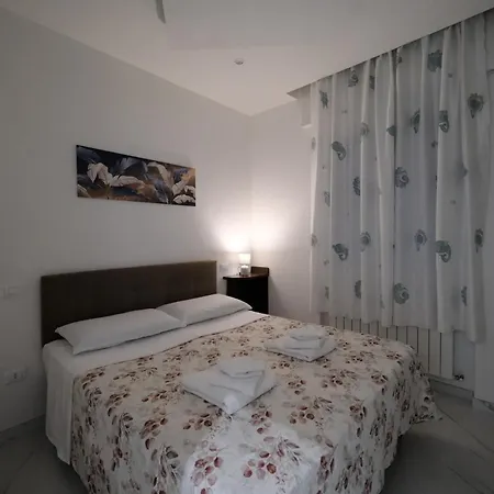Seaside - Sleeps 6 - Balcony *